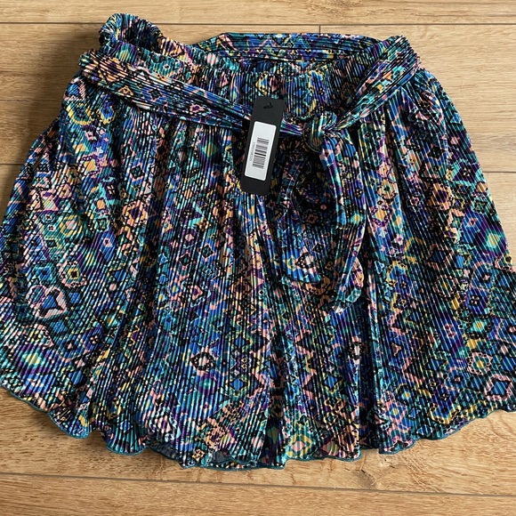 Vici Geo Print Pleated Tie Waist Shorts - Multi / XL - Picture 4 of 7